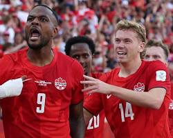 Cyle Larin nomor 9 dan Jacob Shaffelburg nomor 14 dari timnas sepak bola Kanada merayakan gol dengan penuh kegembiraan di lapangan.