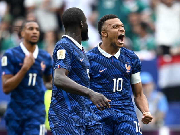 Mbappe melakukan selebrasi mengenakan jersey timnas Prancis nomor 10 di Piala Dunia.