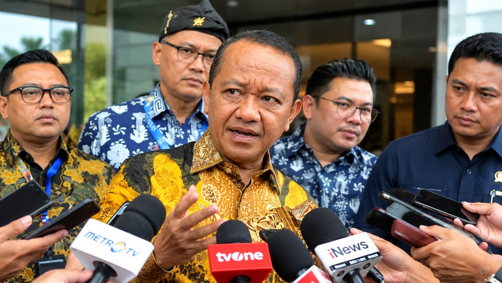 Bahlil Lahadalia diwawancarai awak media terkait penjualan minyak sumur rakyat Aceh.