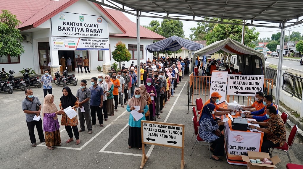 Warga antre pada pelayanan jadwal pencairan Jadup Baktiya Barat di Kantor Camat