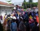 Masyarakat antre di Kantor Camat Baktiya Barat saat pencairan bantuan Jadup